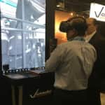 Dos personas hacen una demostración del software BIM de realidad virtual de Victaulic en Autodesk University en 2017
