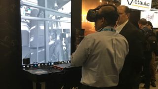 Dos personas hacen una demostración del software BIM de realidad virtual de Victaulic en Autodesk University en 2017