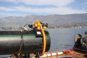 La ranuradora CG3500 que se retroadaptó para ranurar el tubo de HDPE de 36 pulgadas debajo del agua
