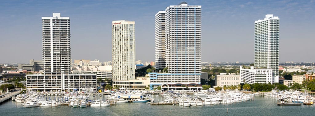 Salon nautique international de Miami 2004 - Exposition de bateaux à moteur et quais de démonstration au Sea Isle Marina and Yachting Center.