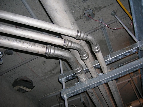 Acoples Vic-Press™ que unen tres tuberías de acero inoxidable diferentes