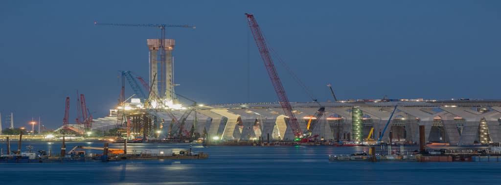 Grand chantier de construction de pont à l'heure dorée, Montréal, Québec, Canada