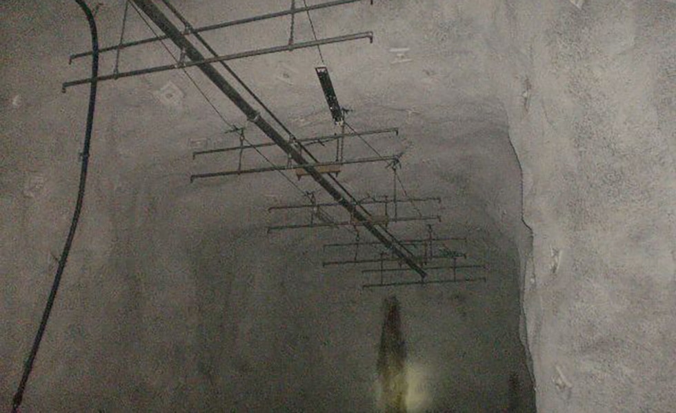 Suspension de tubes en acier galvanisé et de sprinkleurs au plafond de la mine