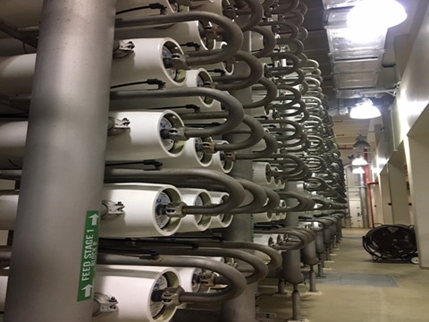 Acoples de acero inoxidable de diámetro pequeño unidos a tuberías de tratamiento de agua por ósmosis inversa