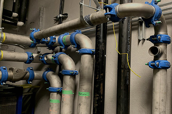 Trinkwasserkupplungen und Edelstahl-Rückschlagklappe verbunden mit Edelstahl-Trinkwasserrohrleitung