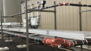 Stahlrohrleitung von Pumpenhaus durch montagefertige Kupplungen verbunden