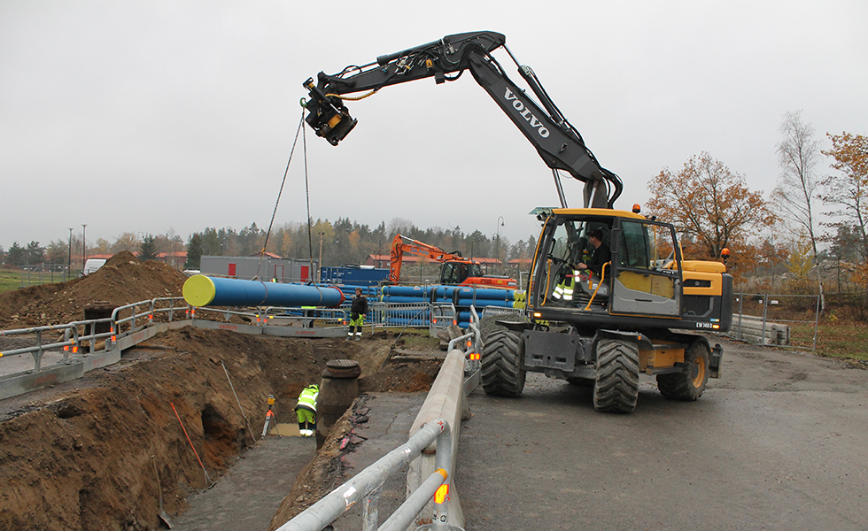 Alvenius pipe being moved toward the pipeline area