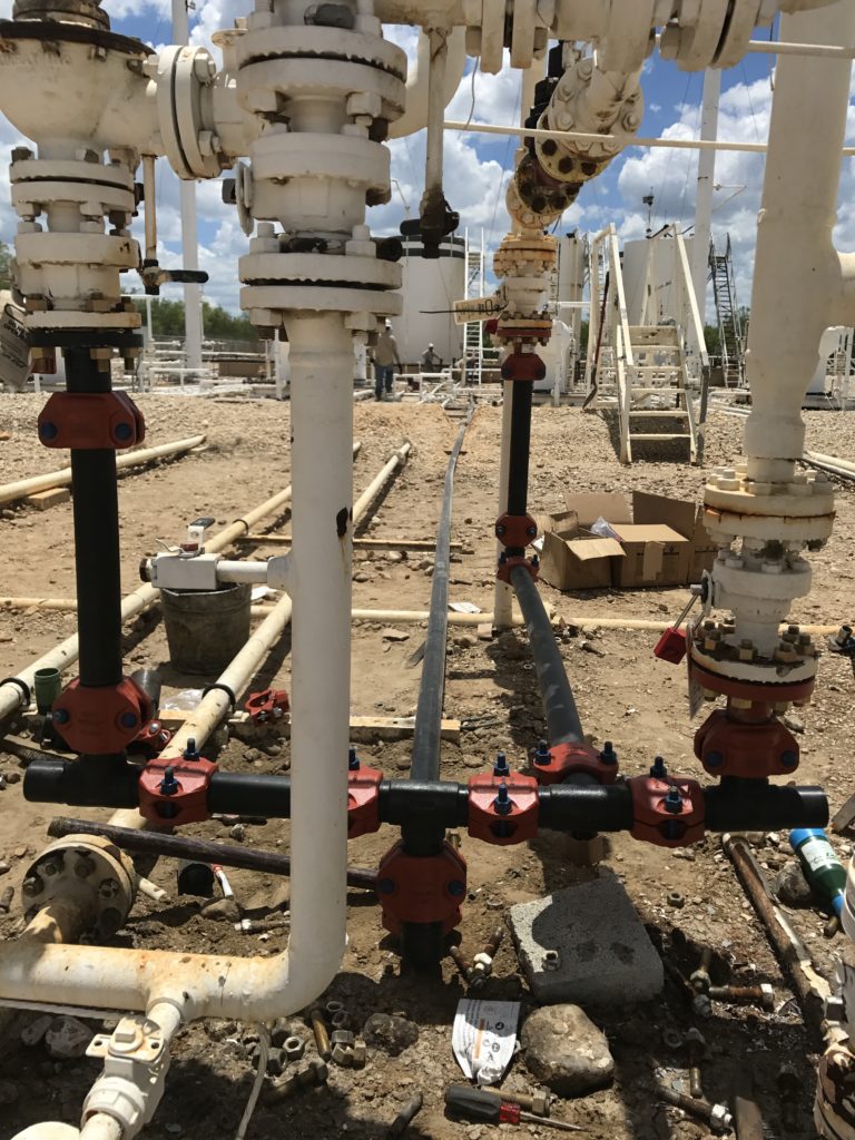 Installation von HDPE-Lösungen zur Verbindung der Öltank-Rohrleitungen