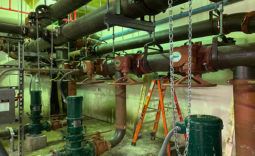 Colliers Victaulic sur vannes raccordant la tuyauterie en fonte ductile