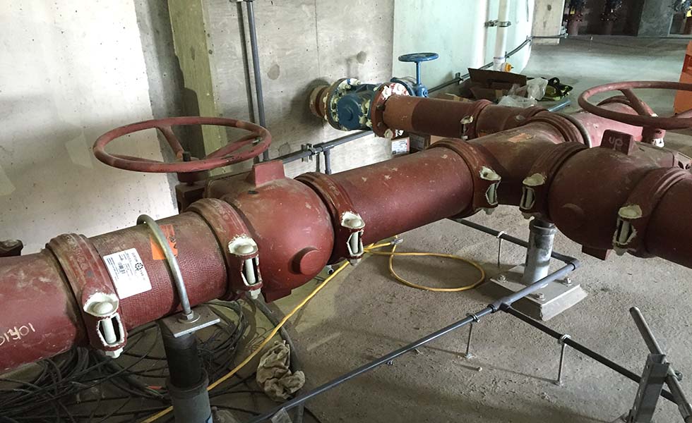 Système d'assemblage de tuyauterie pour eaux usées installé